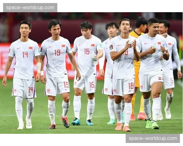 “半场战报：西汉姆联1-0领先富勒姆，进球为直接任意球破门”