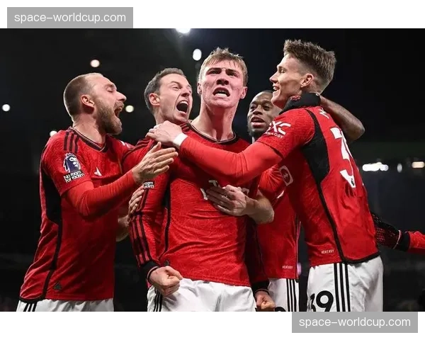 曼联2-1逆转曼城,加纳乔第89分钟接万-比萨卡传中头球绝杀 曼联2-1逆转曼城,加纳乔第89分钟接万-比萨卡传中头球绝杀