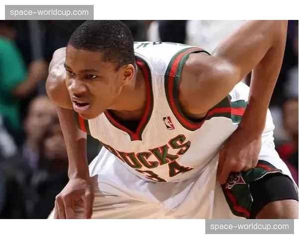 季前赛花絮：狂热队新秀与小球童互动，现场进行投篮教学