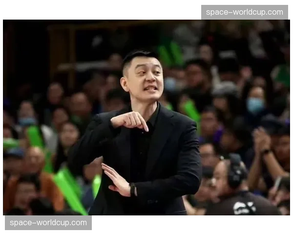 杨鸣夺冠后哽咽接受采访：“我们爬出了最深的低谷，这感觉难以置信”